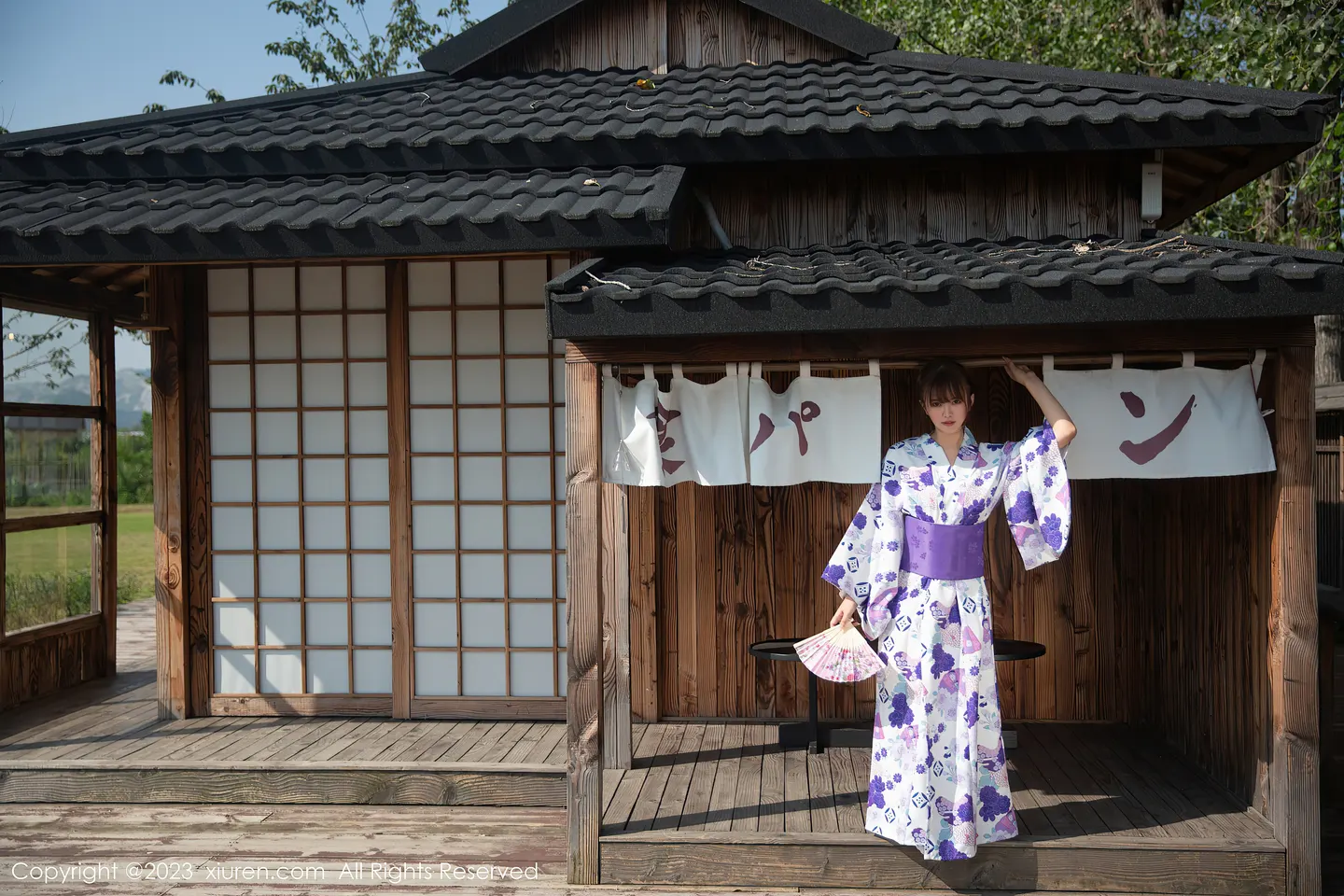 图片[2]-[XiuRen秀人网]2023.02.14 VOL.6264 安然anran 银色深V礼服裙与金色内衣加肉丝美腿性感私房写真集-秀人网官方网站